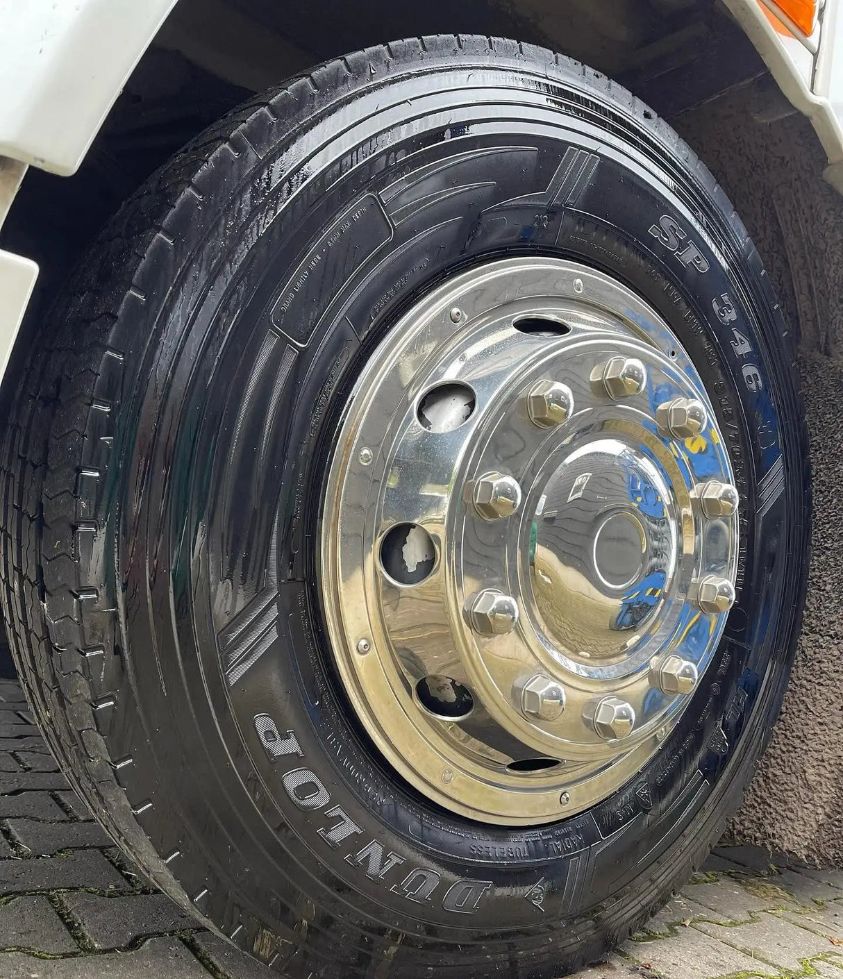 Banden zwart Resultaat - diep zwarte banden - nog mooier resultaat dan de lvlup Tyre Dressing