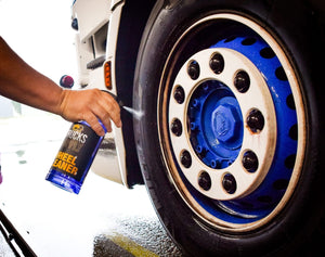 Wheel Cleaner gebruiken op velgen Vrachtwagen door velgen te reinigen