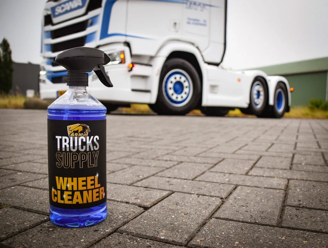 Velgenreiniger voor een Scania Truck die net gewassen is en de velgenreiniger heeft gebruikt om zijn vrachtwagen wielen te wassen